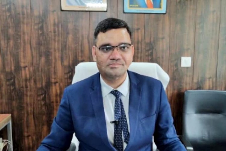 फील्ड में पहुंचे चर्चित IAS रिंकू शाही, यूपी में 38 IAS का ट्रांसफर, 8 जिलों के बदले डीएम