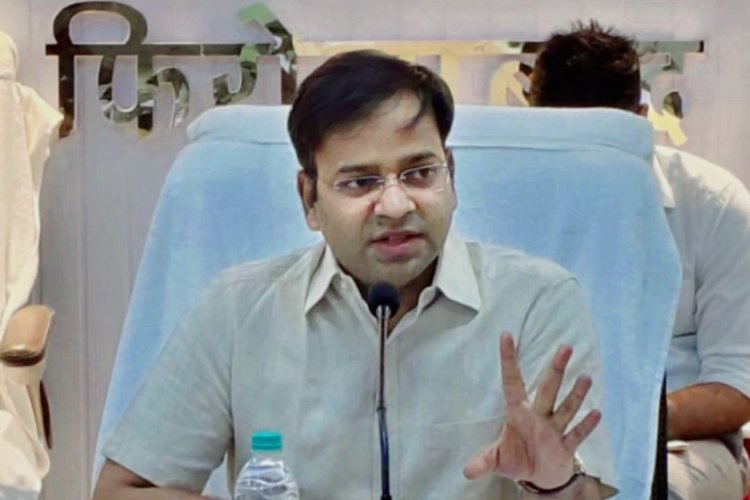 आईफोन लेने वाले डीएम साहब की गई कुर्सी, भेजे गए राजस्व परिषद, तहसीलदार ने I-Phone देने का लगाया था आरोप