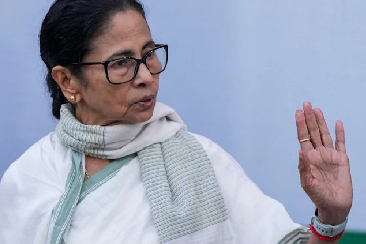 ''देखो और इंतजार करो...'' बंगाल चुनाव में हार मिलता देख ममता बनर्जी का आया पहला बयान
