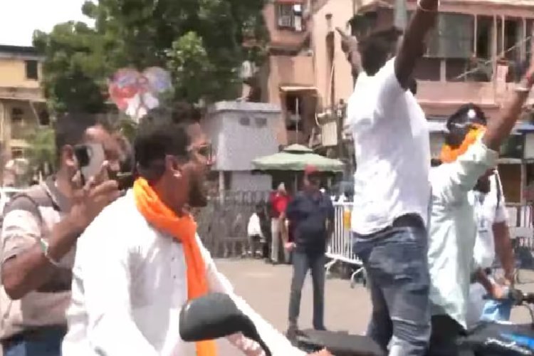 कोलकाता में जश्न का माहौल, ममता बनर्जी के घर के बाहर BJP कार्यकर्ताओं ने लगाए नारे