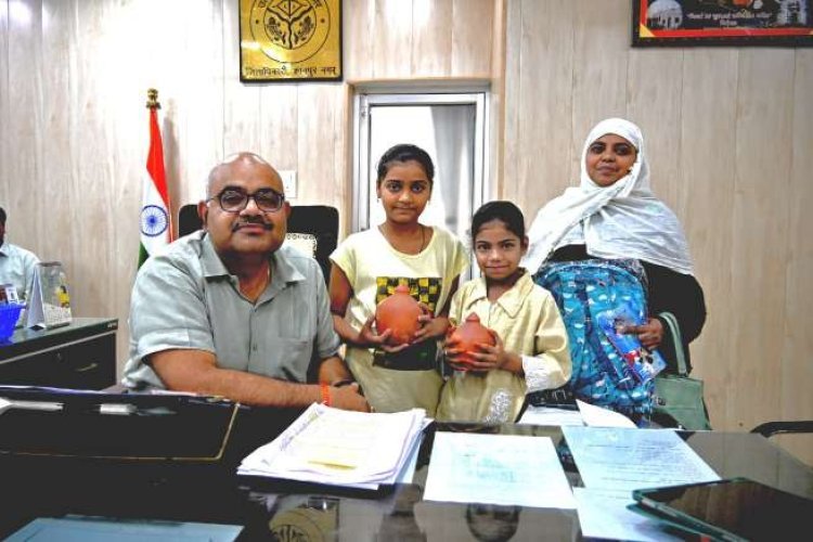 मासूमों की मुस्कान लौटा गए डीएम, बच्चियों की टूटी गुल्लक देख भर आई आंखें, अपनी जेब से डाले पैसे