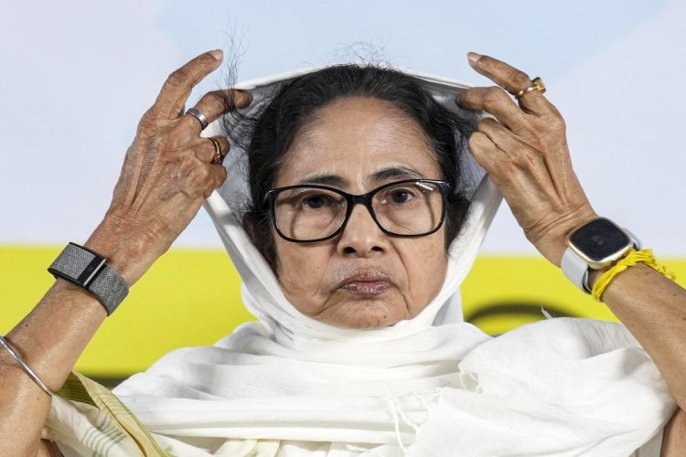 TMC की बैठक में अकेली पड़ती दिखी ममता, 10 विधायक गायब, TMC में बड़ी टूट के संकेत