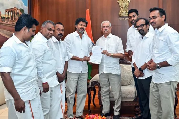 तमिलनाडु में सियासी भूचाल: विजय की पार्टी सबसे बड़ी, लेकिन CM की कुर्सी छोटे दल के हाथ?