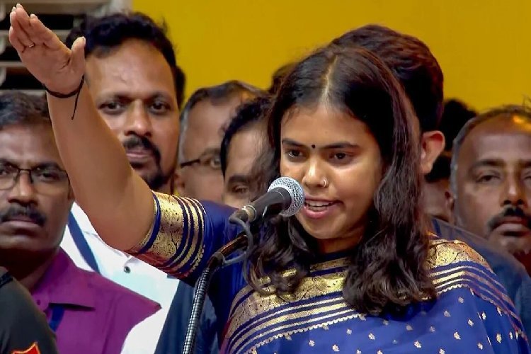 विजय कैबिनेट की इकलौती महिला मंत्री बनीं कीर्तना, हिंदी समेत 5 भाषाएं बोलती हैं, सबसे युवा चेहरा...