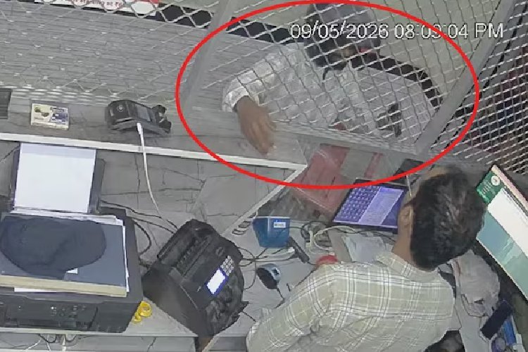 कर्ज में डूबे यूपी के टीचर ने दुकानदार पर पिस्तौल तानी, पैसे के लिए गिड़गिड़ाया, वीडियो वायरल