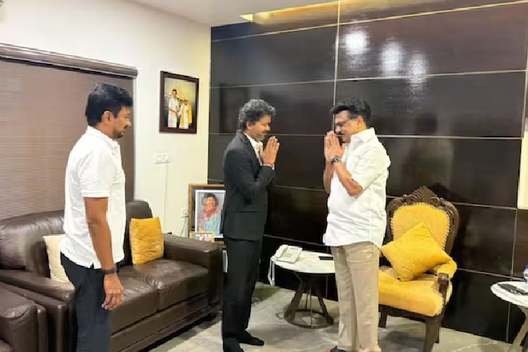 शपथ एक दिन बाद CM विजय पहुंचे स्टालिन के घर, जोर से लगाया गले