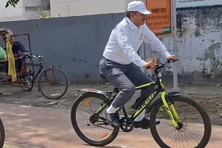 मध्य प्रदेश हाईकोर्ट के जज ने साइकिल से की अदालत की यात्रा, सादगी की मिसाल बनी तस्वीर