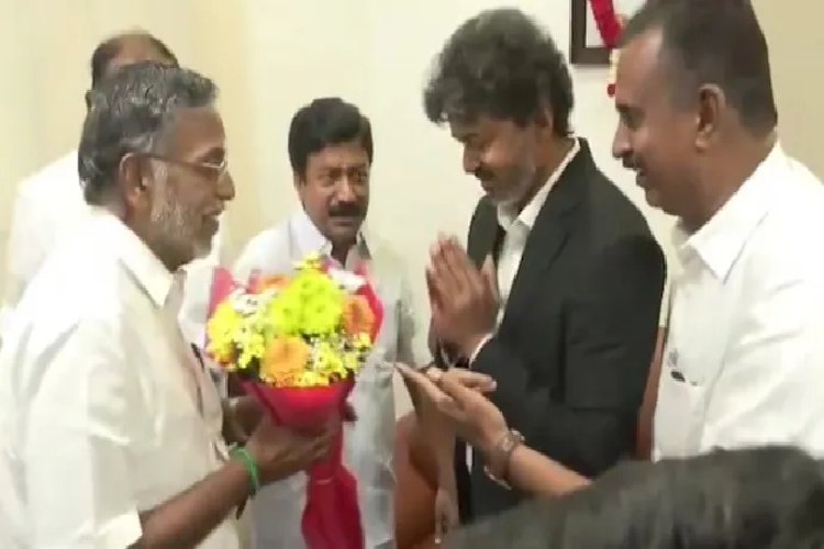 तमिलनाडु में नई सियासी हलचल, CM विजय ने AIADMK बागियों से की मुलाकात