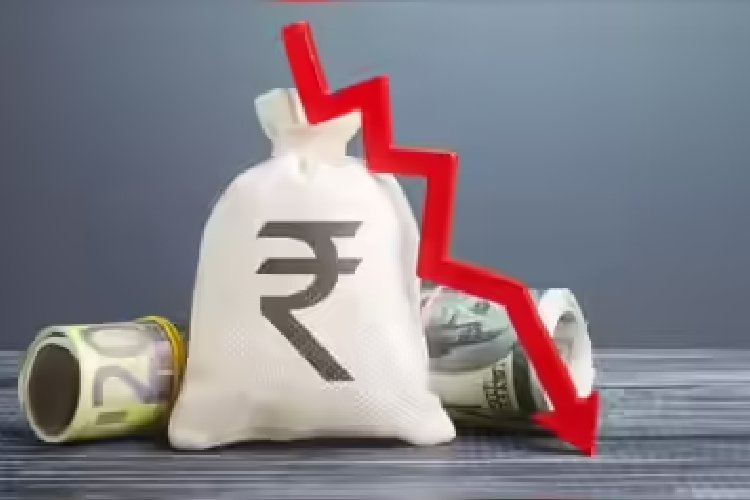95.75 पर रुपया धराशायी! डॉलर ने रचा इतिहास, अर्थव्यवस्था में हलचल