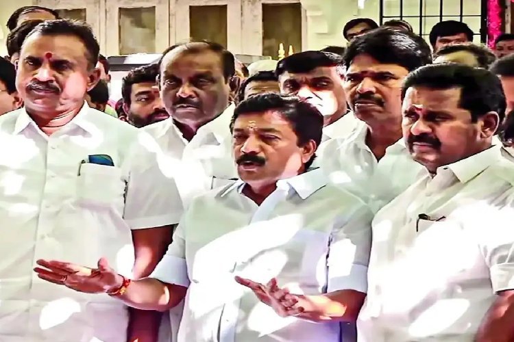 AIADMK ने बागी नेताओं पर लगाई लगाम, शनमुगम, वेलुमणि और विजयभास्कर को पदों से हटाया