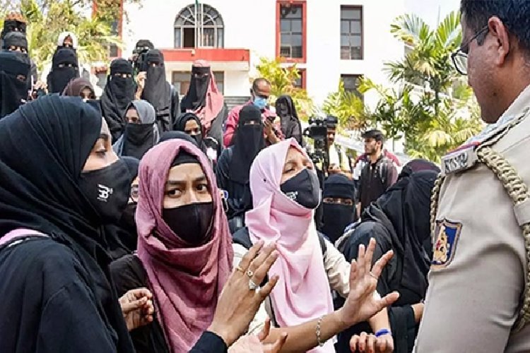 कर्नाटक सरकार का बड़ा फैसला: स्कूल-कॉलेज में हिजाब बैन वापस, धार्मिक पहचान के प्रतीक पहनने की मिली छूट