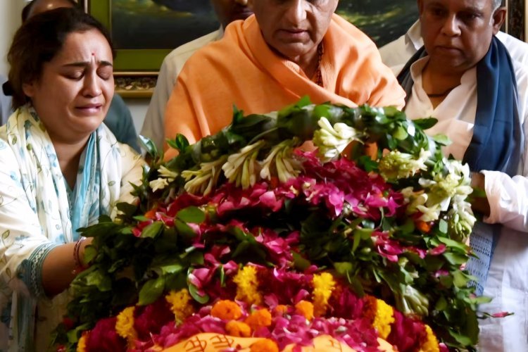 Prateek Yadav Death Reason : फुट-फुटकर रोई अपर्णा, बेसुध सी नजर आई बेटियां, एक दिखा नेताजी का परिवार, प्रतीक यादव का हुआ दाह संस्कार