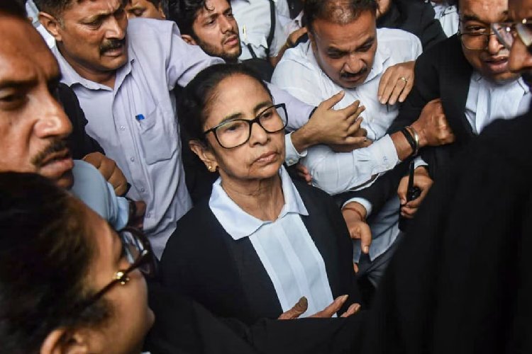 हाईकोर्ट में वकील बनीं ममता बनर्जी, बोलीं- ''भाजपा के जीतते ही TMC कार्यकर्ताओं के खिलाफ हिंसा, रक्षा करें''