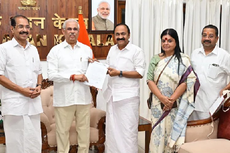 केरल में कांग्रेस से हरी झंडी मिलने के बाद सतीशन ने राज्यपाल को सौंपा सरकार बनाने का दावा
