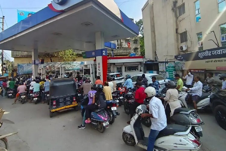 भारत में पेट्रोल-डीजल की कीमतें 3 रुपए बढ़ीं, लेकिन वैश्विक तुलना में बहुत मामूली