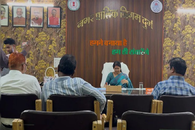 दुर्ग महापौर विवाद: भूमिपूजन की देरी पर महापौर का आक्रोश, तीन अधिकारियों को बनाया बंधक