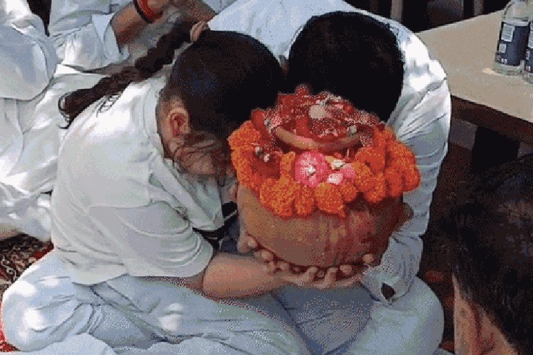 गंगा में विलीन हुई प्रतीक यादव की अस्थियां, फूट-फूटकर रोई अपर्णा यादव