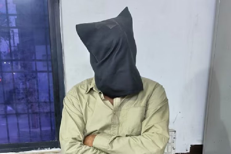 2000 रुपए का किराया चुकाने के लिए मकान मालिक को पत्नी और बेटी का रेप करने दिया