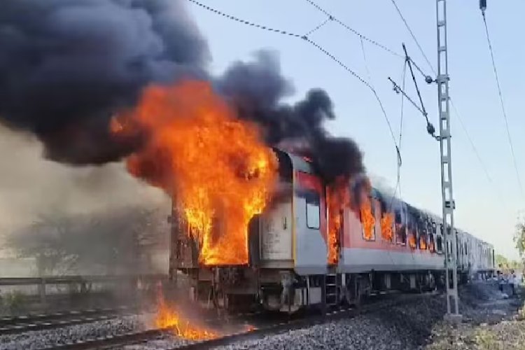 मध्य प्रदेश के रतलाम में राजधानी एक्सप्रेस के डिब्बे में लगी भीषण आग, सभी यात्री सुरक्षित