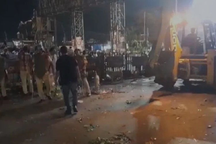 हावड़ा रेलवे स्टेशन के बाहर चला बुलडोजर, अवैध दुकानें ढहाई गईं