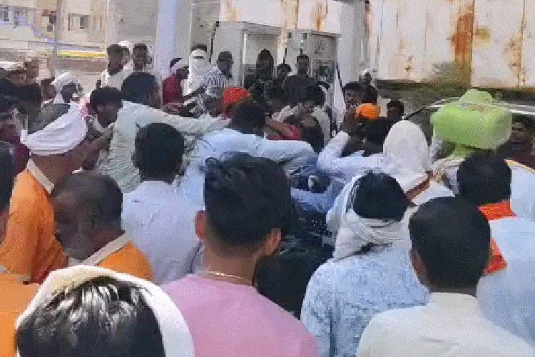 महाराष्ट्र में ईंधन की कमी से पेट्रोल पंपों पर हिंसा, कैनों से ही एक-दूसरे पर हमला