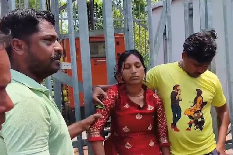 धनबाद में प्रेमी के लिए टावर पर चढ़ी प्रेमिका, 1.5 घंटे तक चला हंगामा