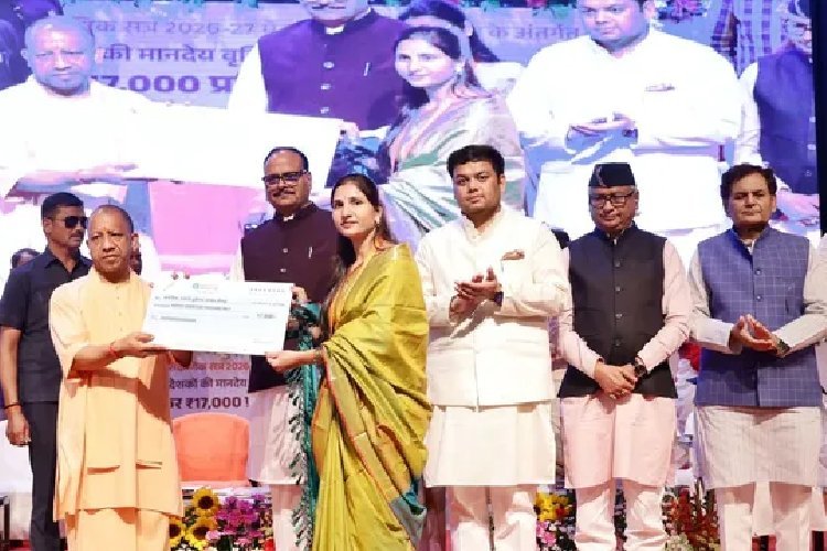 17 हजार मानदेय पाकर भावुक हुए अनुदेशक, योगी के हाथों चेक लेकर बोले- “सरकार ने दिया सम्मान”