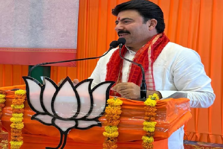 यूपी के बीजेपी विधायक ने खुद कटवाया चालान, बिना हेलमेट बुलेट चलाने पर पुलिस ने लगाया 1000 रुपए का जुर्माना