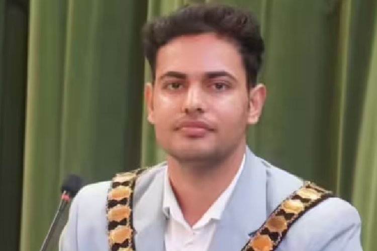 23 वर्षीय तुषार कुमार बने ब्रिटेन के सबसे युवा भारतीय मूल के मेयर