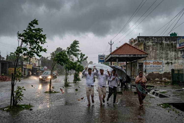 IMD Weather Forecast : भीषण गर्मी के बीच IMD की बड़ी चेतावनी, अगले दो दिन आंधी-बारिश से बदलेगा मौसम का मिजाज!