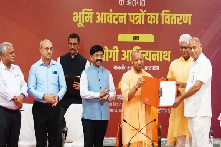 मुख्यमंत्री योगी आदित्यनाथ ने 17 निवेशकों को सौंपे आवंटन पत्र, मंच से निवेशकों ने बताई बदले यूपी की कहानी