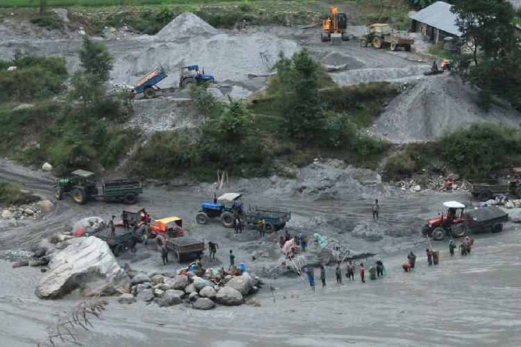 नेपाल की गंडक नदी में एकतरफा खनन से भारत में बढ़ी चिंता, बिना अनुमति दिया जा रहा खनन का ठेका