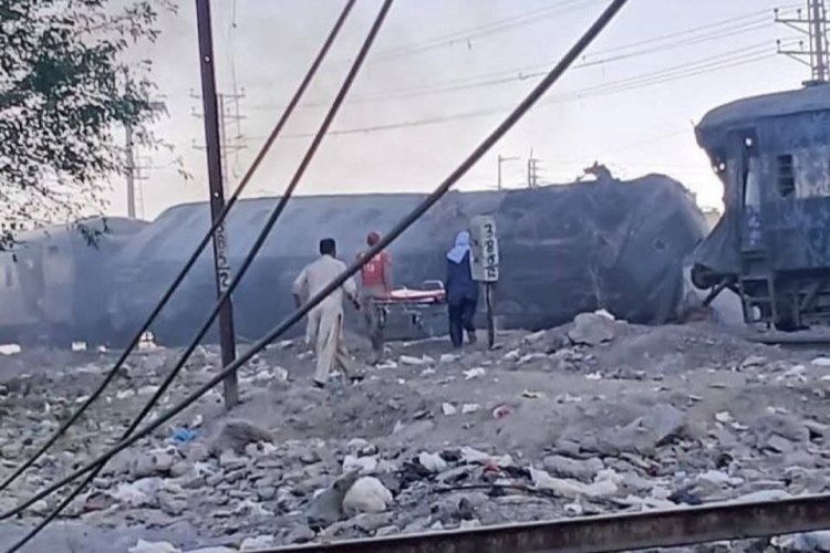 बम धमाके से दहला पाकिस्तान, ट्रेन में हुआ विस्फोट, 23 लोगों की मौत