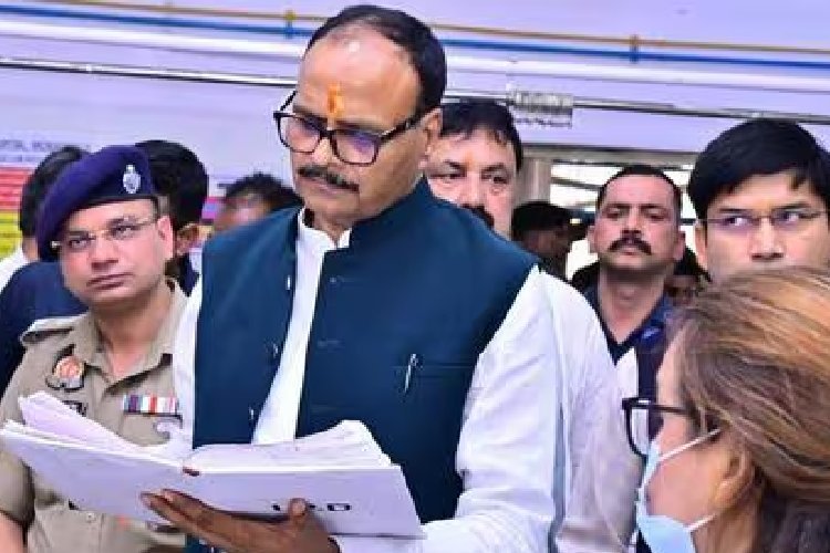 मुरादाबाद एयरपोर्ट पर बाल-बाल बचे डिप्टी CM ब्रजेश पाठक! टेक-ऑफ के वक्त इंजन फेल, धुआं निकला, सुरक्षा एजेंसियां अलर्ट