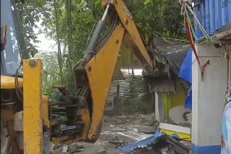 आसनसोल में बुलडोजर एक्शन: TMC पार्षद का पार्टी ऑफिस गिराया