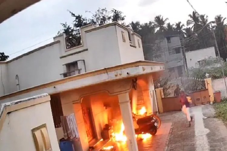 ब्रेकअप के बाद बदला! पूर्व प्रेमी ने प्रेमिका के घर पर फेंके पेट्रोल बम