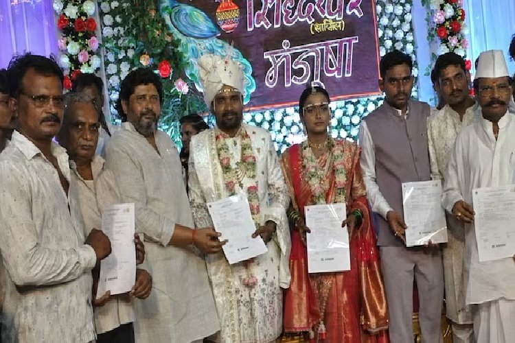 अनोखी पहल: महाराष्ट्र में शादी के दिन दूल्हे ने पूरे गांव का कराया बीमा