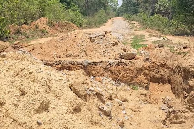 सड़क नहीं तो हेलीकॉप्टर दे दो: छत्तीसगढ़ के आदिवासी गांववालों की अमित शाह से अनोखी गुहार