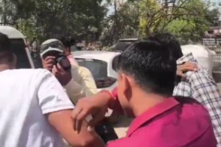 ठेकेदार से 1 लाख की रिश्वत लेते रंगे हाथों पकड़ा गया जूनियर इंजीनियर और ड्राइवर