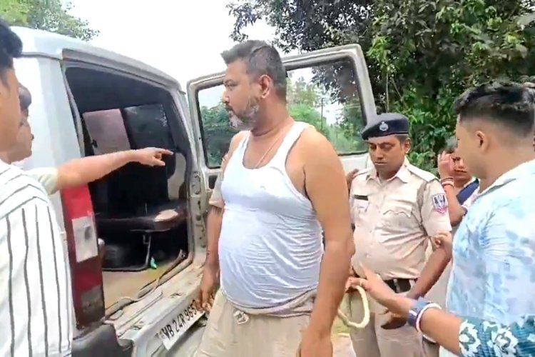 TMC के गुंडों का निकला भौकाल, सड़क पर बिना कपड़े दौड़ाया 'बोनी डॉन', तस्वीर देखकर उड़े अभिषेक के होश