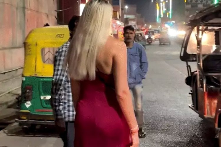हमने आगरा की सड़कों पर पैदल चलने के बारे में सोचा...आप कभी मत करना, रूसी महिला टूरिस्ट ने शेयर किया वीडियो, एसीपी ने दी सफाई