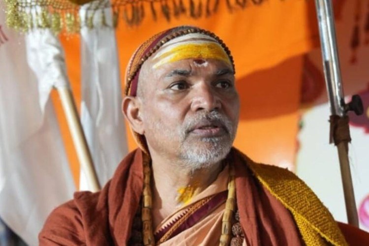फतेहपुर विवाद: अविमुक्तेश्वरानंद ने मंदिर के गर्भगृह में जाने से किया इनकार, उठे कई सवाल