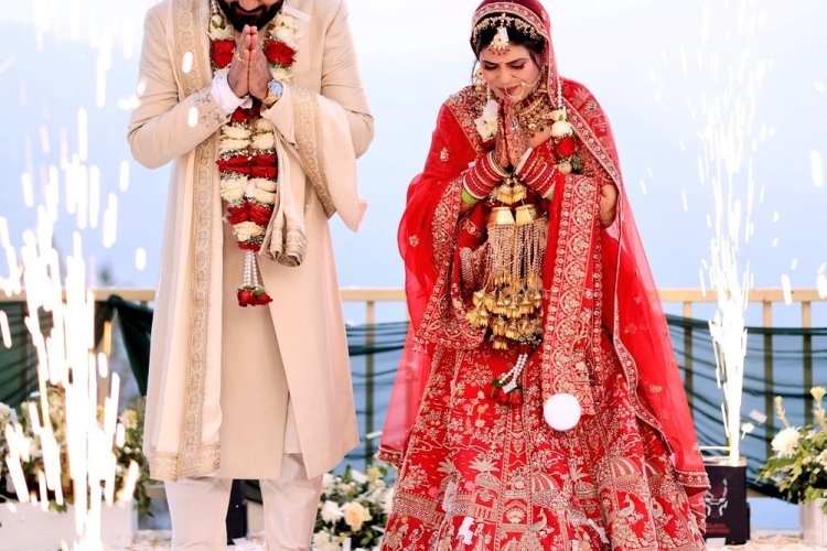 सीएम योगी की मीटिंग में मुलाकात, एक-दूजे के हुए साथ, फिल्म से कम नहीं यूपी के तलाकशुदा जिला पंचायत अध्यक्ष मोनिका और गौरव की शादी