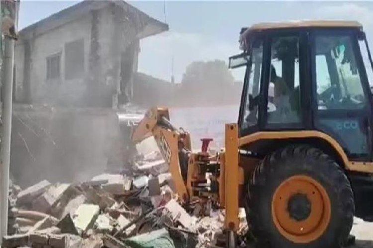 बहराइच में योगी सरकार का बुलडोजर एक्शन: हाईकोर्ट के आदेश पर मदरसा और 4 दुकानें जमींदोज