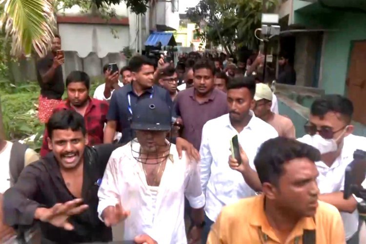 अभिषेक बनर्जी पर हमला, भीड़ ने की पिटाई, फटे कपड़े, हेलमेट पहनाकर निकाला बाहर, हिंसा पीड़ितों से मुलाकात करने पहुंचे थे अभिषेक