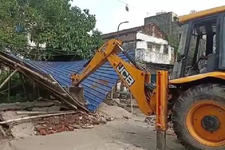 बंगाल में अतिक्रमण विरोधी अभियान तेज, TMC कार्यालय और दुकानों पर चला बुलडोजर