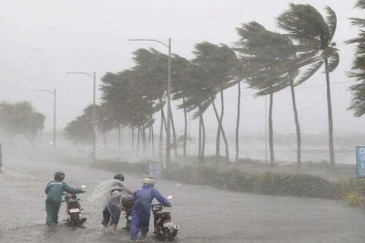 सावधान! 90 किमी/घंटा की रफ्तार से आ रहा तूफान, IMD ने जारी किया भारी अलर्ट