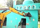 संभल में शिव मंदिर के बंगल में बना चमन बाबा का अवैध मजार, योगी के बुलडोजर ने मिनटों में जमींदोज