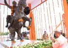 मुख्यमंत्री ने किया वीरांगना झलकारी बाई की अश्वारोही प्रतिमा का अनावरण, सीएम के हाथों चेक, चाबी, स्वीकृति पत्र पाकर प्रफुल्लित हुए लाभार्थी