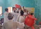 चाट युद्ध के बाद कुर्सी-युद्ध, अफसरों के सामने मचा महाभारत!दनादन चलीं कुर्सियां और चप्पलें